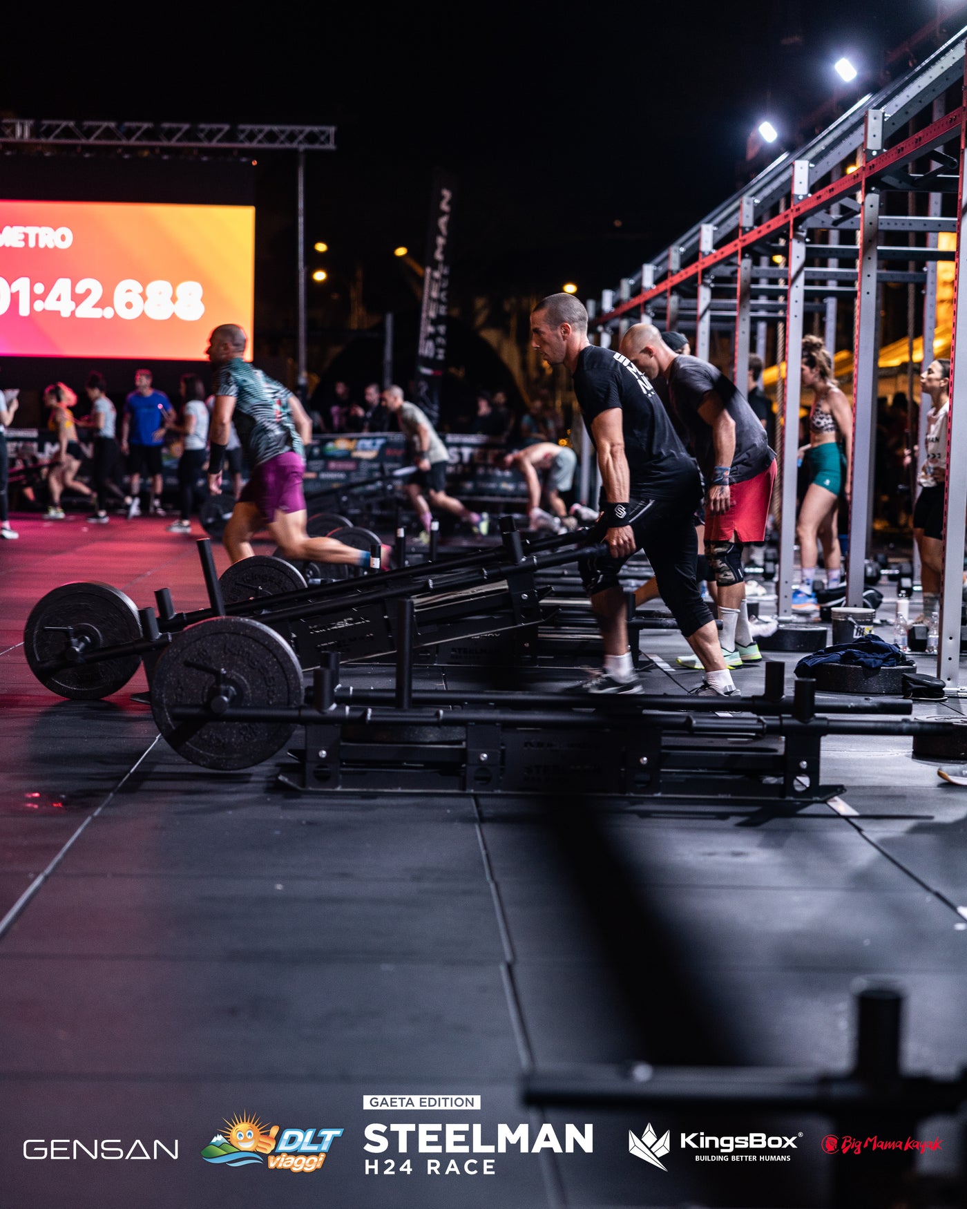 Atleti che affrontano l'evento 8 HYBRID WOD di Steelman H12/24 Race 